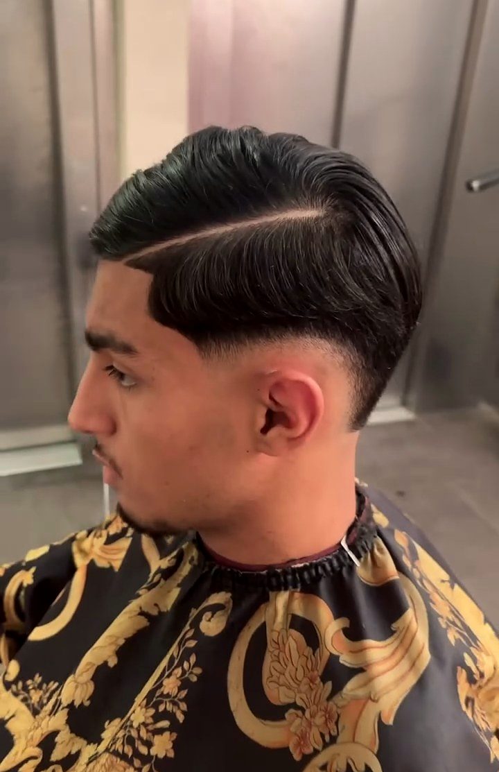 Cuenta avec raie, cheveux plaqués